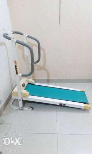 Manual treadmill in very good condition.It is