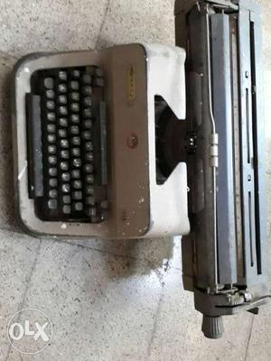 Typewriter to sell needs " repairs "