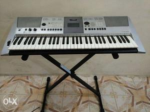 Yamaha E413 keyboard with bag, stand, adapter,