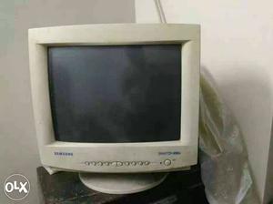 Samsung crt monitor 14 inch in working condition.