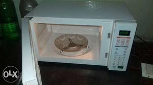 White Digital Microwave Oven