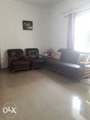 4 years old 2n 3 seater wel maintained sofa set