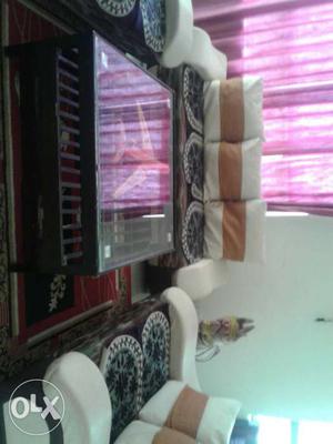 7 setter sofa set with table it is in good