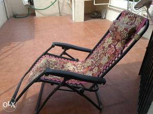 Black Metal Framed With Floral Padded Sun Lounger