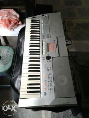 Yamaha PSR S550 proffessional keyboard
