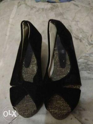 Black and Golden sandle high-heel.