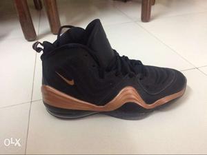 Black-and-brown Nike Sneaker size 6-7 imported from Usa