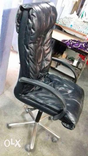 Executive chair high back soft leather mounted