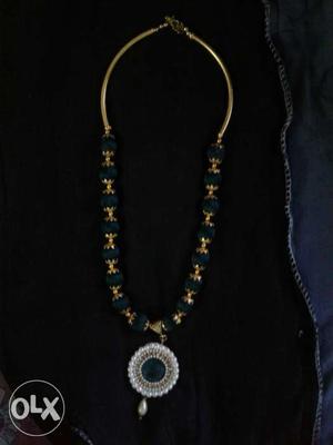 Gold-colored Beaded Necklace With Round Gray Pendant