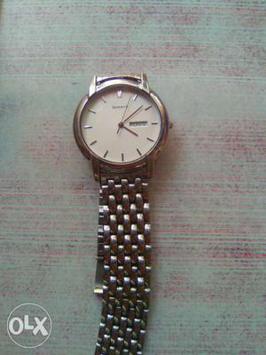 Round silver Watch With silver Strap