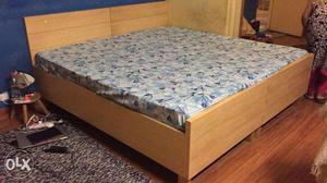 2 single box beds with 2 bedside drawer units