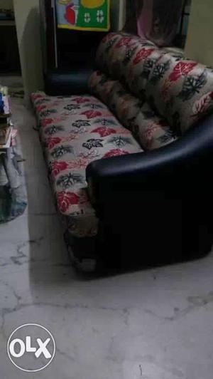 3+1+1 black leather sofa set. 6 month old. Very