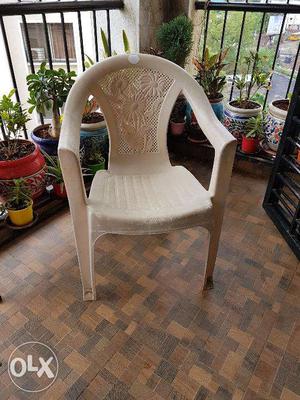 Chairs plastic 4 no in good condition