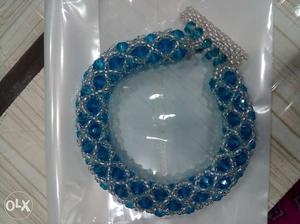 Elegant bracelete with blue crystal embedded in