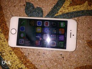 IPhone 5s 16 GB gold In mint condition... Not a