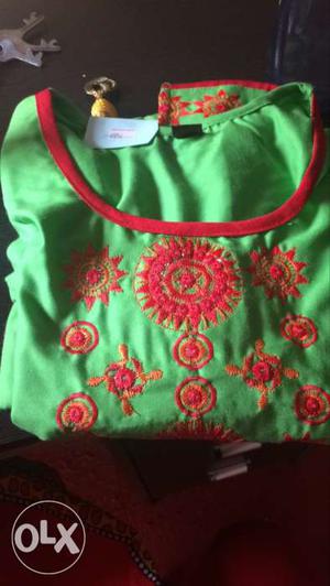 Women's Green And Red top