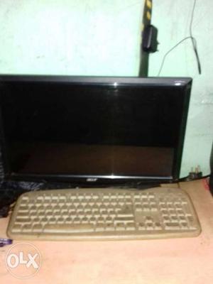 Acer Flat Screen Computer Monitor With Beige Keyboard