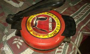 Red And Black Non Stick Coating Roti Maker