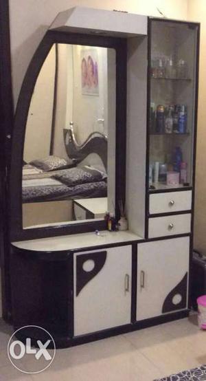 Dressing table with ample storage n led lights- location