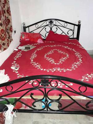 Rot iron black Color bed only 2 years old with