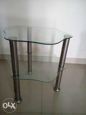 Stylish flower pot table for drawing room.