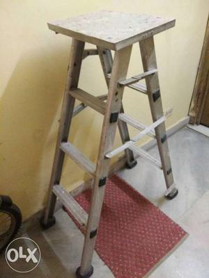 Three step ladder 4 ft long 6.5 kg weight