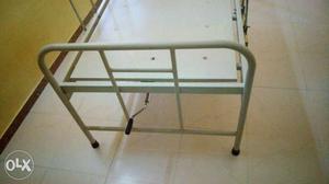 Whit Bed Frame\Patient Cot