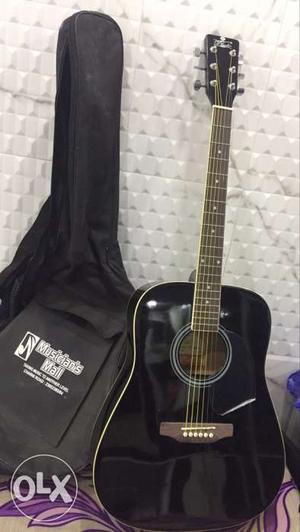 Acoustic Guitar in Very Good condition. With