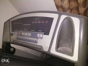 Motorised heavy body fitness world treadmill negotiable