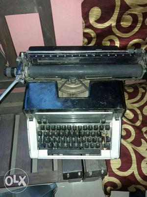 Remington black typewriter