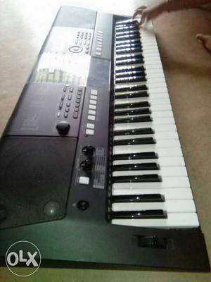YAMAHA PSR E423 just 6 month old with stand and