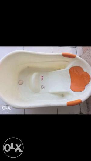 Baby/ infant bath tub. Baby can comfortable sit while