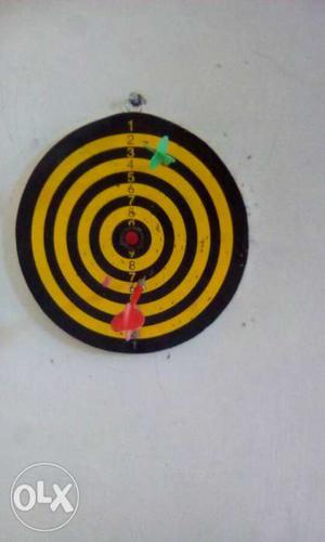 Dart board with 2 darts in great condition 2 sided