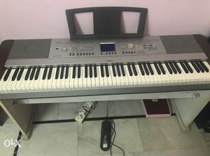 Portable grand Piano Yamaha DGX 640 with graded