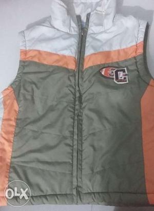 Sleeveless winter jacket for sale.fits for 4 to 6