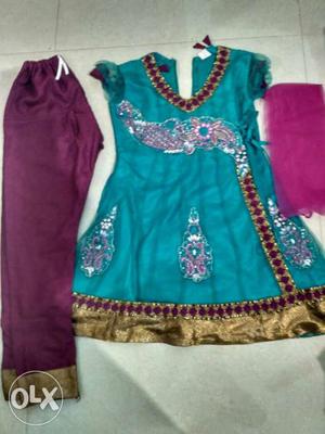 Used dress for 5 to 8 years girls in good condition. Call