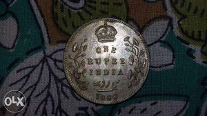 Its old indian one rupies coin Its made with peor