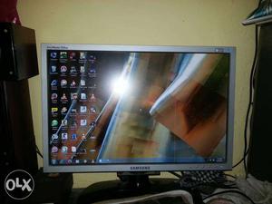 Samsung led monter 18th inche good condition and