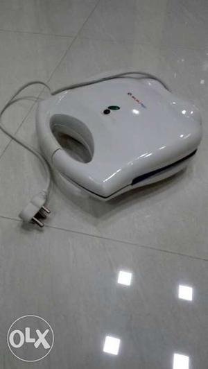 White Electronic toaster