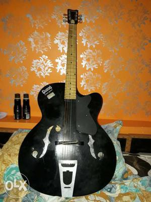 5 month old guitar. selling because wanted to buy