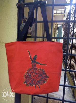 Canvas tote bag to carry your stuff easily.