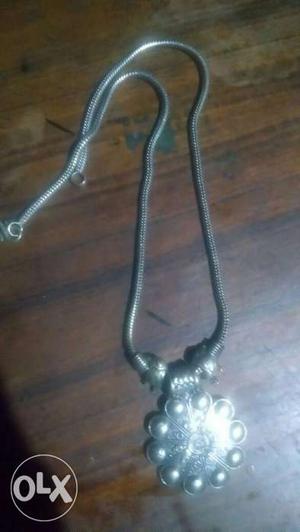 Silver Scallop Round Pendant Necklace