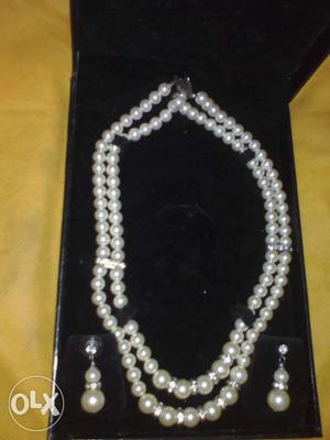 White Pearl Necklace With Earrings Set In Case