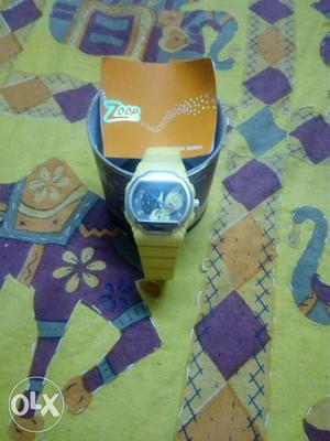 Zoop watch with yellow band