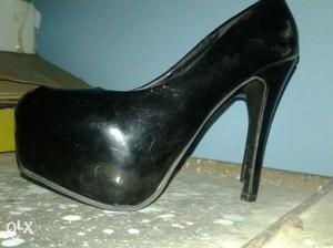 Black high heel shoes size 6 heel size 4 inch