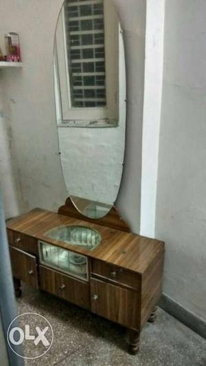 Dressing table in good condition. Expecting a