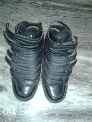 It's a good looking shoes in good condition 8 no