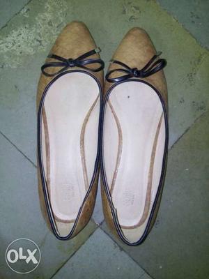 Pair Of Brown Leather Flat Shoes With Bow Accent size 8/7