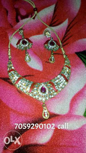 Very beautiful..necklace and earrings..