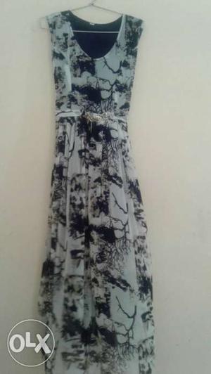 White And Black Floral Scoop Neck Sleeveless Dress
